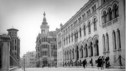 El imponente edificio de la antigua sucursal del Banco de Espaa de Oviedo, en 1928. Fue asaltada durante la revolucin de 1934 y ahora es sede de la Presidencia del Gobierno asturiano