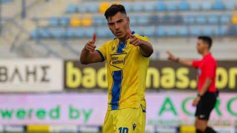 Na s�a primeira experiencia no estranxeiro, Luis Fern�ndez converteuse na estrela do Asteras Tr�poli.