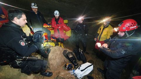 El equipo de expertos que intenta rescatar a las personas atrapadas en una cueva de Eslovenia