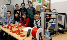 Alumnos de Tecnologa de Ames muestran su impresora 3D y las piezas elaboradas con ella.