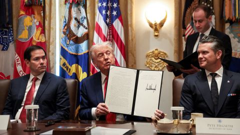 Donald Trump con una orden ejecutiva en la reunión de su gabinete.