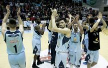 Los jugadores celestes saludan a la afici�n despu�s de batir al Navarra en la liga regular. 