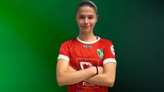 La futbolista c�ntabra, con la camiseta dle Mio�o.