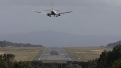 Un avi�n, aterrizando en el aeropuerto Rosal�a de Castro de Santiago, en una imagen de archivo. 