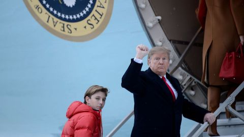 Trump viaj� con su familia (en la imagen, con su hijo) a Mar-a-Lago (Florida) para seguir desde all� la final de la Superbowl