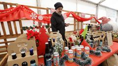 Marcos Martnez, de Augas Santas, con su puesto en el Mercadio no Nadal de Barreiros