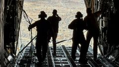 Militares jordanos lanzan ayuda humanitaria desde una aeronave.