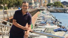 Juan Carlos Fernández Pulpeiro posa no porto, un dos seus lugares preferidos de Foz