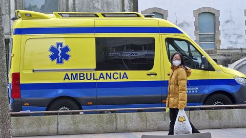 Un coche de Ambulancias Civera, adjudicataria del servicio, en el Hospital Provincial de Pontevedra, en una imagen de archivo