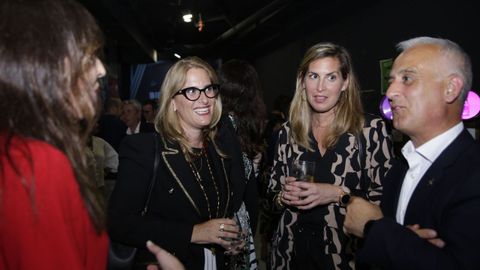 La periodista Gladys V�zquez, la edil del Ayuntamiento de Gij�n, Lara Mart�nez; Ane Epalza y Ram�n M�ndez, representantes de Coca-Cola en el noroeste, durante el c�ctel de celebraci�n del centenario de La Voz de Asturias