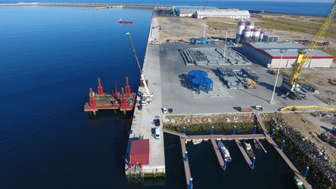 La Autoridad Portuaria de A Corua lidera los trficos en Galicia. Foto de archivo, con una vista area del nuevo muelle del puerto exterior