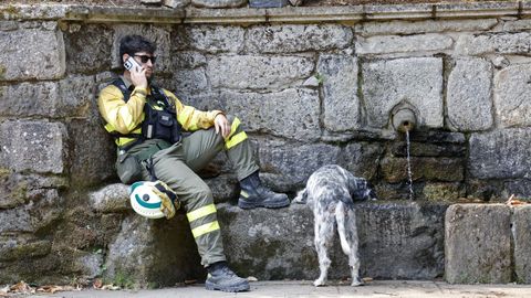 Un brigadista descansa en el incendio de Pentes, A Gudiña.