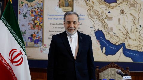 El ministro de Exteriores iran�, Ab�s Araqchi, frente a un mapa del estrecho de Ormuz.
