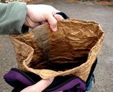 <span lang= es-es >Mochila preparada</span>. El interior de las bolsas que sirven de parapeto a los ladrones lleva otra especie de recipiente de aluminio que evita que salten las alarmas en los establecimientos.