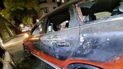 As qued uno de los coches afectados por el incendio en la ra Cruceiro, en Pontevedra