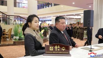Kim Jong-un con su hija durante la inauguraci&oacute;n de un hotel en Corea del Norte el pasado diciembre.