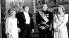El rey Juan Carlos y la Reina Sof�a reciben en el Palacio Real al presidente Ronald Reagan y su esposa, Nancy, durante su visita a Espa�a en 1985.