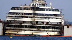 Costa Concordia flota despus de dos aos y medio de su naugrafio