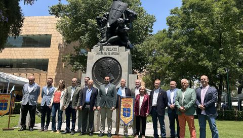 El presidente del Principado de Asturias, Adri�n Barb�n, con miembros del Centro Asturiano de M�xico.