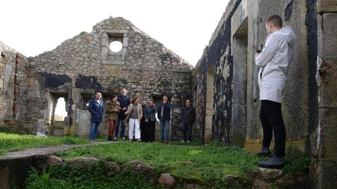 Los dos conselleiros visitaron las ruinas de la antigua fbrica de salazn de punta Castieiras