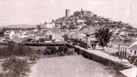 Una vista de Monforte con el antiguo huerto de los Escolapios en primer trmino, donde ahora se encuentra el Parque dos Condes