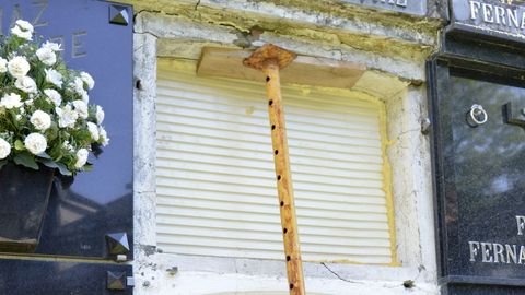 Un nicho apuntalado en el que han instalado una persiana.
