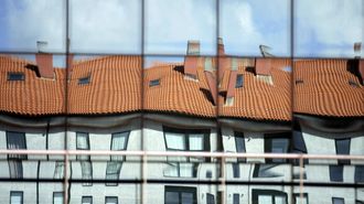 Imagen de archivo del reflejo de viviendas en los cristales