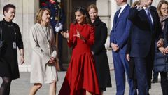 La reina Letizia, con un vestido de The 2nd Skin Co, habla con la primera dama de Alemania el pasado mircoles.
