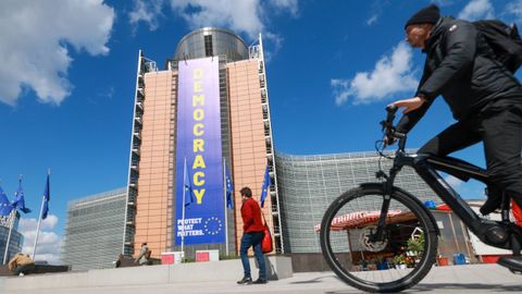 Un ciclista circula ante el edificio Berlaymont, sede de la Comisi&oacute;n Europea en Bruselas.
