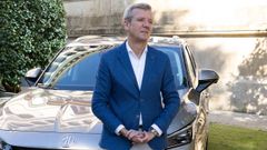 El presidente de la Xunta, Alfonso Rueda, sobre un veh�culo de la marca china MG