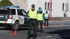 Agentes de la Polic�a Local de Fene y de la Guardia Civil en un reciente control de las normas covid
