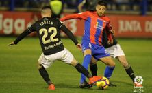 Joselu pugna con Gio Zarfino por un bal�n