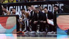 La imagen del banquillo del Obra en el Santiago Mart�n es el reflejo de c�mo estaba discurriendo el partido