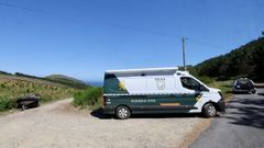 Equipos de la Guardia Civil en la playa de Arnela, en Mux�a