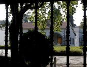 En el Aero Club hay piscinas y pistas deportivas.