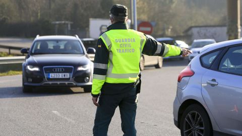 Foto de archivo de un agente de la Guardia Civil regulando el tr�fico