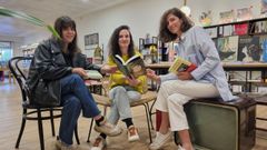 Sara, Laura y Maria organizan su club en la librer�a Volando Libre