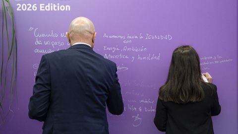 El director de Resonac Graphite Spain, Pablo Rif�n, y la alcaldesa de A Coru�a, In�s Rey.