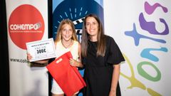 Adair Legaspi, ganadora de la modalidad de cortometrajes locales, con la concejala Lorena Tenreiro