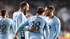 Borja Iglesias y Sergio Carreira celebran con Pablo Durn uno de los goles del Celta ante el Bara.