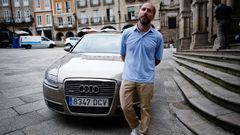 J�come, con uno de los coches que prometi� subastar en agosto