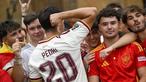 Aficionados esperan en la Plaza de la Catedral de Oviedo para seguir la final del mundial 2026