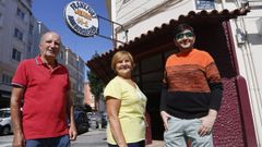 Puri Vidal, con su hijo y su marido, fundador del Jumbo de Os Mallos