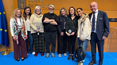 El personal de los centros de salud de Xinzo y Trives recogi� los premios junto a varios cargos de la gerencia.