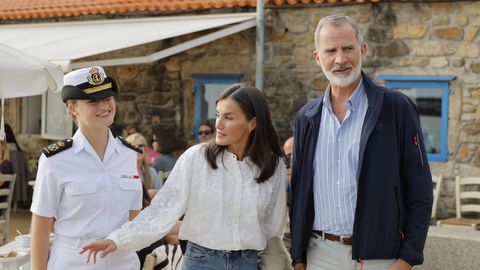 La Princesa Leonor y los Reyes Letizia y Felipe VI, en la terraza del restaurante de Carril (Vilagarc�a de Arousa)