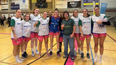 Jose, ataviado con la camiseta del Racing, con las jugadoras del Baxi.