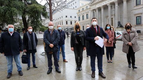 Gonzalo Caballero, junto a diputados gallegos del PSdeG, frente a la C�mara baja