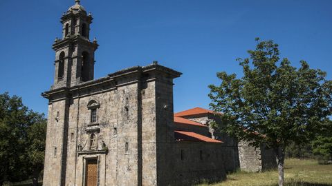 El templo tiene un solo campanario en vez de los dos que estaba previsto construir a finales del siglo XVIII