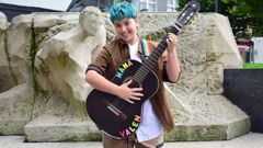 Matas, corus de 16 aos, con su inseparable guitarra en la que lleva una referencia a su madre y el nombre de su hermana