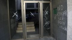 Una de las puertas de entrada de uno de los edificios okupados de Abesadas, en Ribeira